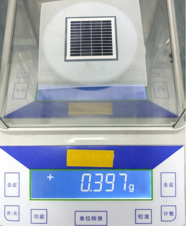Triple-junction tandem cell weighing, with specific power around 1200 W/kg